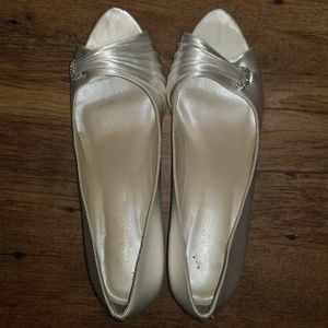White/pearl 1 inch heels.